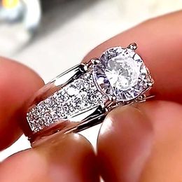 Huitan High Quality Silver Plated Women Wedding Rings Round Cubic Zircon 4 Claws Design Proposal Engagement Ring Classic Jewelry X0715