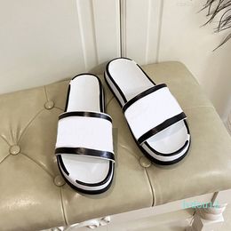 Designer- Uomo Donna Pantofole piatte Triple Black White Leather Slides Mens Fashion Slipper Home Infradito Sandali casual Womens Mules