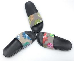 Homens Mulheres Chinelos Desenhista Desenhista Slides Sandal Flat Flores Flores De Morango Tigre Abelhas Verde Vermelho Branco Web Sapatos de Moda Praia Flip Flops Flor Box Caixa Tamanho EUR 36-45