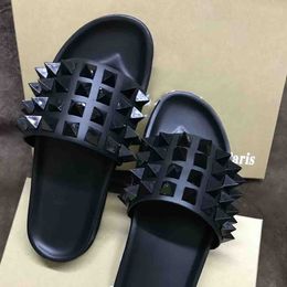 Tamanho 45 Rebites Qualidade Luxos Designer Men Chinelos Sandálias Sapatos Slide Moda Verão Largo Chinelos Planas
