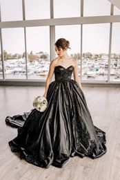 Black Ball Gown Gothic Princess Wedding Dresses Vintage Sweetheart Corset Back Colourful Beaded Lace Appliques Bridal Gowns Custom Made