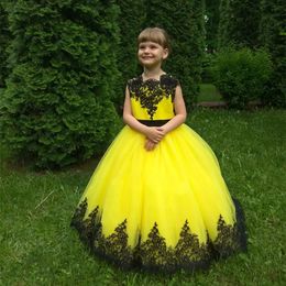 New Yellow Flower Girl Dress with Black 3D Lace Applique Toddler Floor-Length Bridesmaid Weddings Gowns for Girl with Train