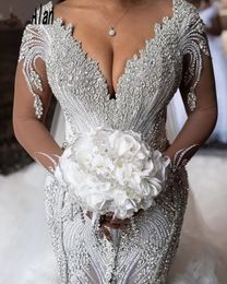 Luxuriöse Kristallperlen Meerjungfrau Brautkleider Brautkleider Lange Ärmel V-Ausschnitt Gestufte Rüschen Kapellenschleppe Arabisch Dubai Robe de247S
