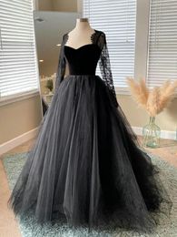 2022 Gothic Black And Grey Tulle Wedding Dress Lace Long Sleeves Appliques Sweep Train A Line Garden Wedding Gowns Vintage Sweetheart Tiered Bridal Dresses