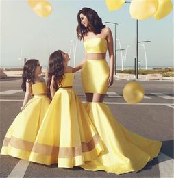 Vestidos da menina 2022 flor amarela menina vestido cetim um comprimento de piso de linha sem mangas sem alças duas peças mãe filha de mãe