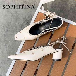 Sophitina Moda Kadınlar Yüksek Kaliteli Inek Deri Dantel -Up Özel Metal Dekorasyon Ayakkabı Yuvarlak Topuklu Katı Pompalar PO543 210513