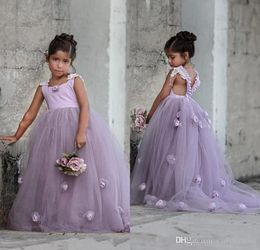 Lovely Lavender Lilac Puffy Tulle Kids Formal Wear Gowns Flower Girl Dresses with Hand Made Flowers Backless Arabic Girls Pageant Gown 2022