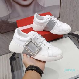 Designer 2021 mulheres sapatos casuais low-top tapete de couro senhora lama de cristal de cristal branco lace-up sapato branco estilo de rua conforto de moda
