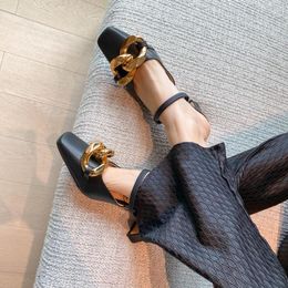 Летние женские туфли покрыты ногами сандалии кова
