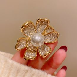 High Quality Suit Lapel Pins Jewelry Fashion Beautiful Luxury Golden Flower Brooches For Women Banquet Clothing Accessories
