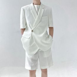 Los trajes de lino de hombre, una apuesta segura para el verano