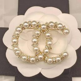 Fashion Trend Designer Mens Womens Suit Collar Pin Brooches Luxury Brand Double Letter Pearl Crystal Rhinestone Geometric Round Brooche Wedding Jewellery Party Gift