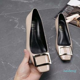 2021 Мода Женские Обувь Обувь Одиночная Обувь Высокие каблуки Кожаный Материал Металлическая Пряжка Дизайн 2021