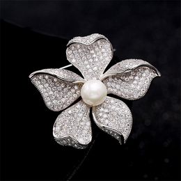 Fashion White Pearl Flower Brooches Pins For Women Brand Design Jewellery Lady Wedding Party Suit Corsage Micro Pave CZ Stone Pin