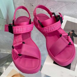 2021 Sandalet Erkek ve Bayan Trendy Sandal Bahar veya Yaz Moda Yüksek Sonu Aşınmaya Dayanıklı Düz ​​Alt Açık Plaj Highquality Rahat Ayakkabı Boyutu 35-44