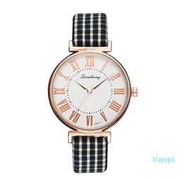 Lässige Ankünfte Große Verkaufsdesigner Watch für Frau Mode Trend Girls Quarz Armbanduhren Armband Kombination Spot Elegant 304