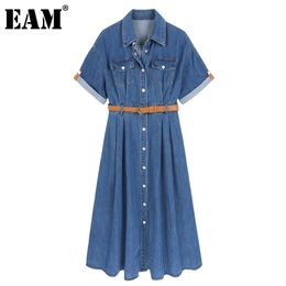 [EAM] Women Blue Casual Pockets Belt Denim Shirt Dress Lapel Short Sleeve Loose Fit Fashion Spring Summer 1DD7990 210512