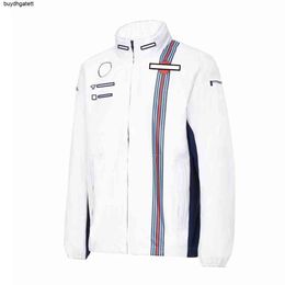 Una giacca da corsa, una maglia della squadra, la stessa personalizzazione dello stileVEDI5