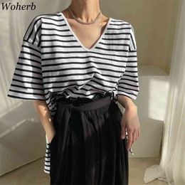 Korean Chic Loose T Shirts Women V-neck Casual All Match Split Side T-shirt Summer Striped Streetwear Basic Tees 210519