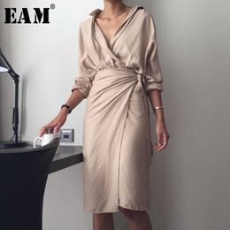 [EAM] Spring Autumn V-Neck Long Sleeve Waist Bandage Loose Big Size Temperament Dres Fashion JU356 210706