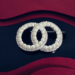 -grossiste en laiton en laiton plaqué or diamants perles de style classique broche de luxe vintage bijoux de bronze broches nouveau designer européen taille anniversaire cadeau