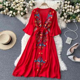 Bohemian Folk Style Embroidery Flower Vestidos Female V-neck Flared Sleeves Waist Thin and Large A-line Midi Dress GK374 210507