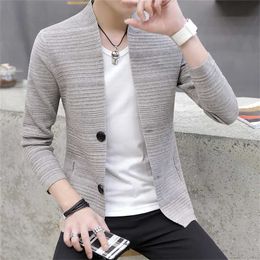 Spring and Autumn Knitted Cardigan Men's V-neck Wear Lightweight Fashion Handsome Casual Sweater Men's Long Sleeves 211109