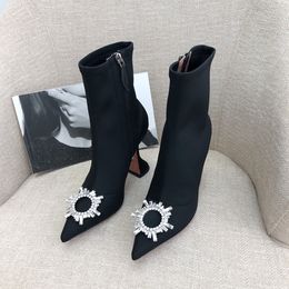 Amina Muaddi Preto Botins tipo meia elástica Ankle boot com fivela de sol Salto cúbico biqueira pontiaguda Solado de couro com zíper lateral Botas para mulheres sapatos de grife de luxo calçados de fábrica