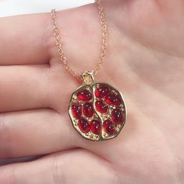 Pendant Necklaces Vintage Fruit Fresh Red Garnet Necklace Classic Gold Color Resin Stone Pomegranate Jewelry for Women Gift