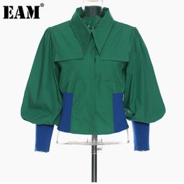 [EAM] Loose Fit Green Contrast Colour Short Jacket Lapel Long Sleeve Women Coat Fashion Spring Autumn 1DD6627 210512