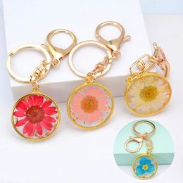 Creative Daisy Keychain Dried Flower Crystal Epoxy Ornaments Fashion Ladies Bags Pendant Men Women Couple Key Holder Accessories