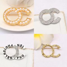 11color Women Luxury Designer Letters Brooches Small Sweet Wind Pearl Crystal Rhinestone Ladies Suits Dress Pins for Wedding Party Jewelry