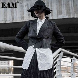 [EAM] Women Black Pleated Pocket Casual Blazer Lapel Long Sleeve Loose Fit Jacket Fashion Spring Summer 1DD6202 21512