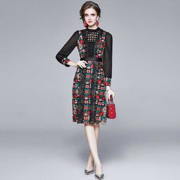High Quality Autumn Stitching Retro Embroidery Flower Dress Hollow Out Mesh Long Sleeve Slim Elegant Lace 210531