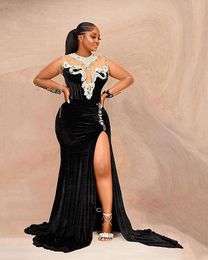 Plus Size Schwarze Meerjungfrau-Samt-Abschlussballkleider Luxuriöse Silberperlenkristalle High Split Abendkleid Formelle Partykleider Nach Maß Robe de Mari￩e