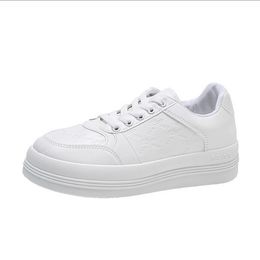 Sapatos Brancos Pequenos 2022 Nova Moda Estudantes Japoneses Sapatos Casuais Soled Soled são bons com sapato de pão grande do pé