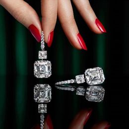Classical Luxury Jewelry Pendientes Pendientes 18k Gold White Llenaje Emeralda Corte Moissanite Diamond Zircon Fiesta Larga Mujeres Marca Drop Pendiente para Amante Regalo