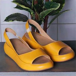 Women Soft Thick Sole Flat Sandals Casual Outdoor slippers Beach shoes Y0721