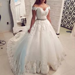 Ball Gown Wedding Dresses Bridal Gowns Bateau Neck Lace Appliqued Beaded Sleeveless Chapel Train WeddingDresses