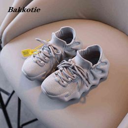 2022 Kids Spring Spring Autumn Outdoor para meninos Moda Fashion Sneakers Girls Brand Running Sports Tennis Gross Sole plataforma Sapatos de bebê G0114