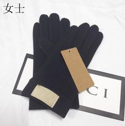 Designer Thicken Letter Five Fingers Gloves Mens Womens Autumn Winter Warm Soft Solid Colour Brand Letter Printing Genuine Leather Cashmere Glove 3393