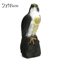 KiWarm est Lifelike Fake Falcon Hawk Hunting Decoy Deterrent Scarer Repeller Garden Lawn Decoration Ornaments 210811