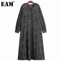 [EAM] Women Black White Printed Long Big Size Dress V-Neck Long Sleeve Loose Fit Fashion Spring Autumn 1DD5985 210512