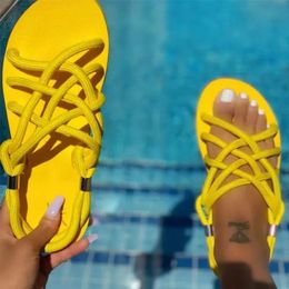 Designer Cross-Tied Sandals Mulheres Flat Open Toe Slides Confortável Anti-Slip Mules Sexy Luz amarela Sapatos de Peso Fino Flip Flops
