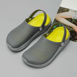 Men's Summer Sandals Couple Casuasl Outdoor Shoes Clog Non-slip Women Home Bathing Slippers Light Flip Flop Fashion Croc for Men Y0714