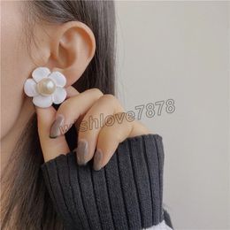2022 Korean Chic Elegant White Flower Stud Earring for Women Simple Metal Earrings Brincos Statement Jewellery
