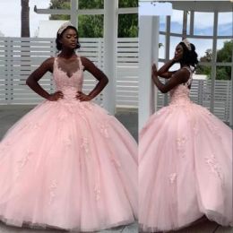 Różowe sukienki Quinceanera koronkowe aplikacje z koralikami szyi szyją iluzja podłoga długość niestandardowa Słodka 16 konkurs