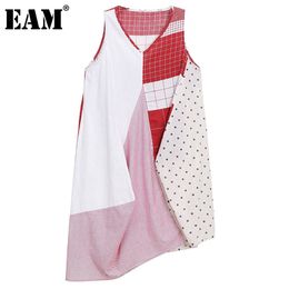 [EAM] Women Red Contrast Colour Big Size Irregular Plaid Dots Dress V-Neck Sleeveless Loose Fit Fashion Summer 1DD7582 21512