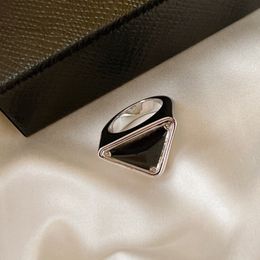 Mode S Frauen Designer Ringe Damen Herren Sier Dreieck Marken Brief Ring für Dame Liebhaber Geschenk Designer Schmuck 2222211XS