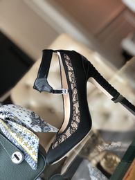 2022 laço único Luxuosas e exclusivamente projetadas Sandálias Sandálias Sandálias Silk Satin Tie-in Lace Designs Superfície Cowhide Pad Dentro, Mostre seu sexy um lado